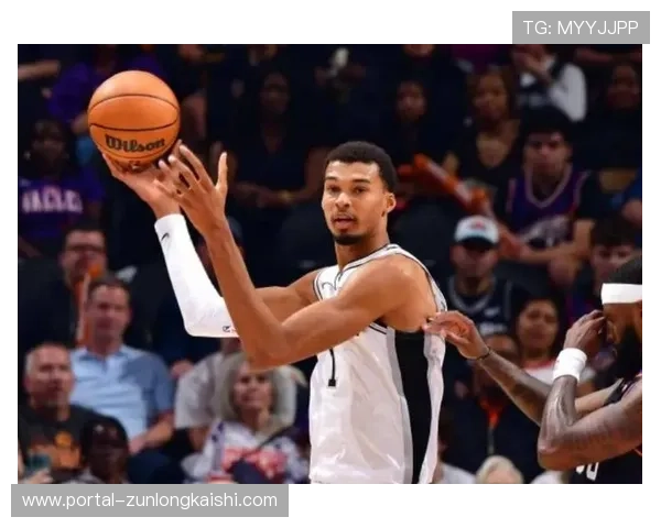 马刺主场119-101轻取雄鹿，凯尔登晒文班亚马剃头照趣味十足